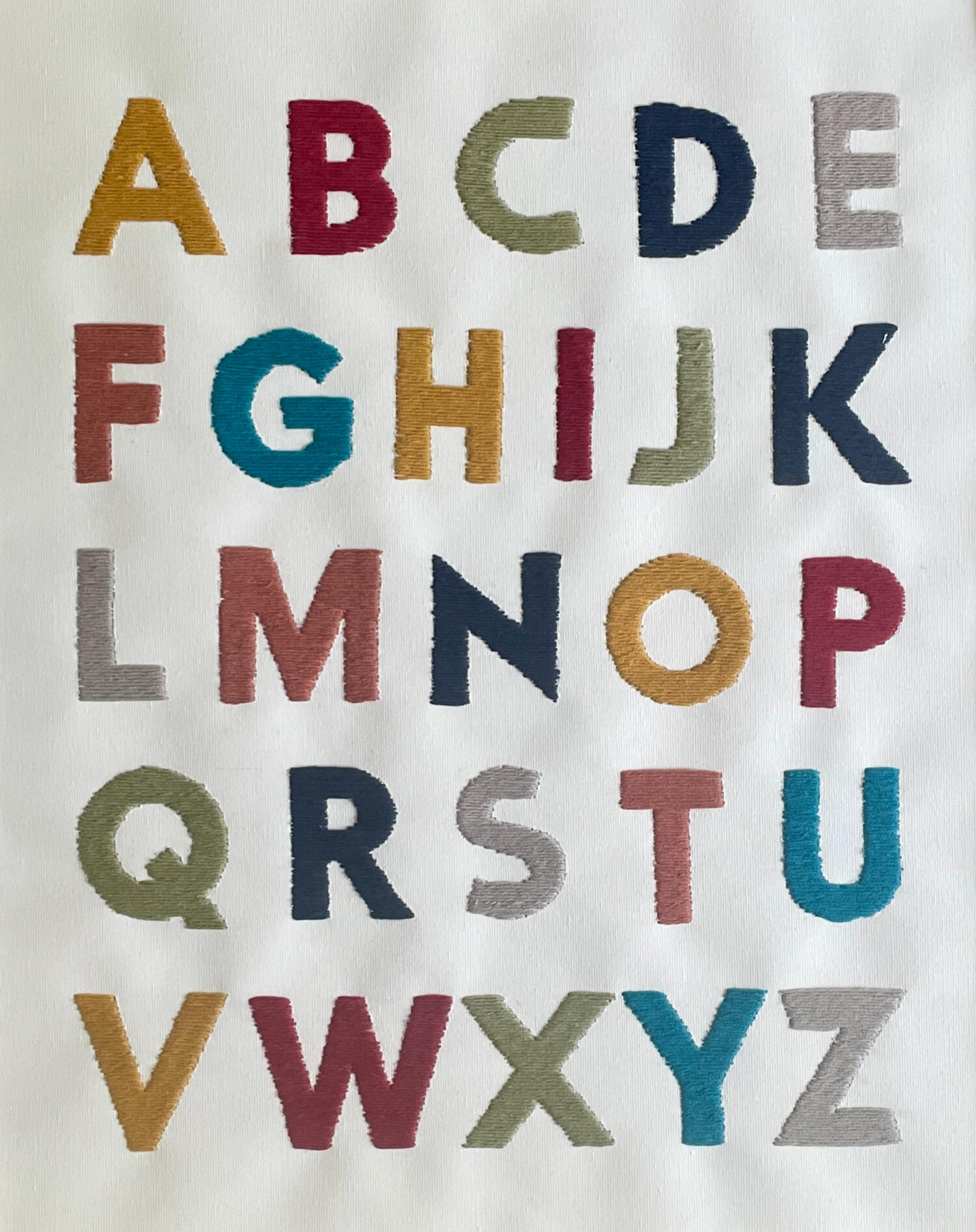 Uniek met de hand geborduurd alfabet voor kinderkamer. Al spelend de cijfers ontdekken. Ideaal als cadeau.