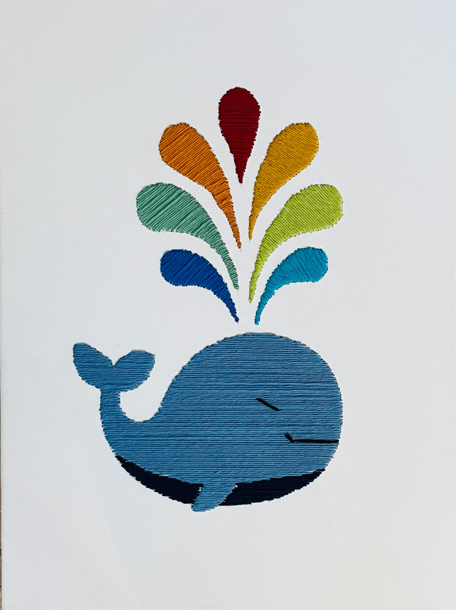 Rustige walvis met regenboog fontein